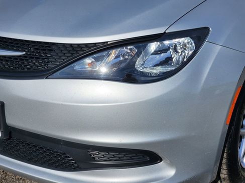 Used 2023 Chrysler Voyager LX image 10