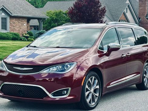 Used 2018 Chrysler Pacifica Limited w/ Tire & Wheel Group FWD image 1