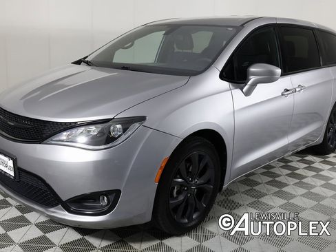 Used 2018 Chrysler Pacifica Touring Plus w/ S Appearance Package image 9