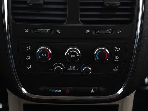 Used 2018 Dodge Grand Caravan SE w/ Rear Park Assist Package image 18