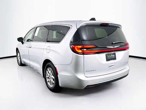 Used 2024 Chrysler Pacifica Touring-L image 5