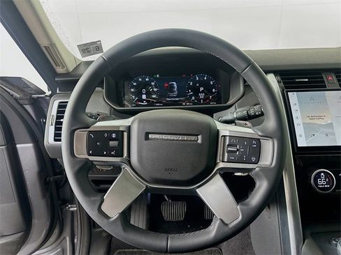 Used 2024 Land Rover Discovery S image 12