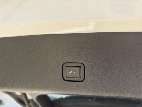 Used 2018 Chevrolet Traverse Premier w/ Driver Confidence II Package FWD image 6