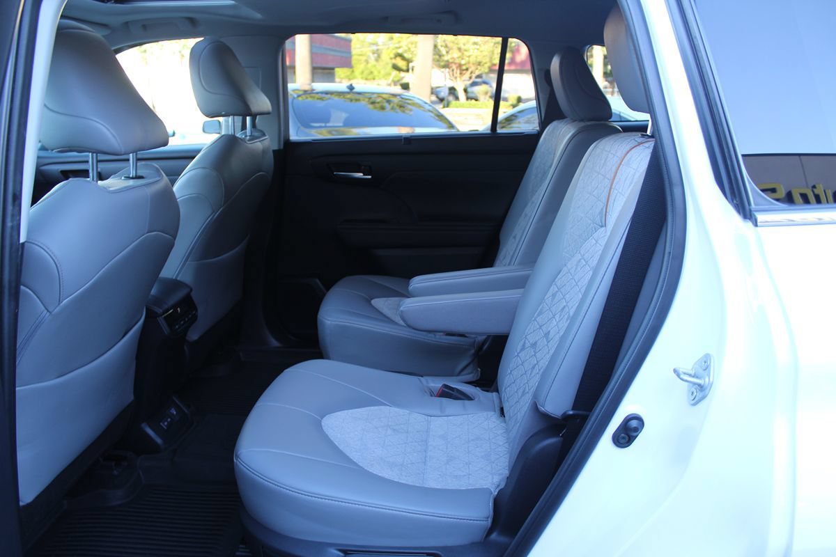 Used 2023 Toyota Highlander Bronze Edition AWD/4WD image 31