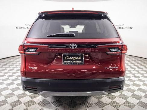 Used 2025 Toyota Grand Highlander AWD image 4