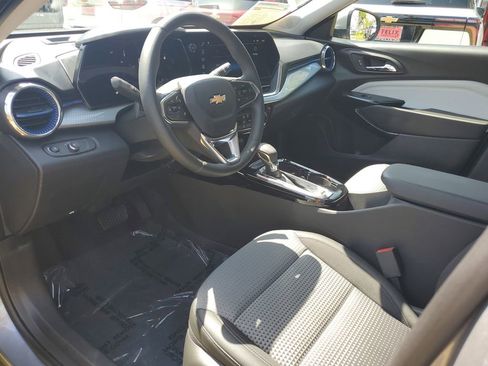 Used 2025 Chevrolet Trax LT w/ LT Convenience Package image 19