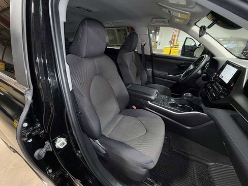 Used 2023 Toyota Highlander LE AWD/4WD image 16
