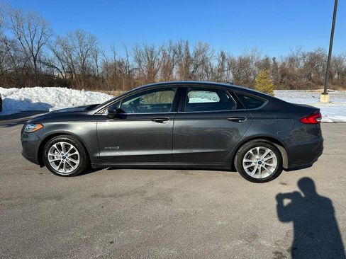 Used 2019 Ford Fusion SE image 2