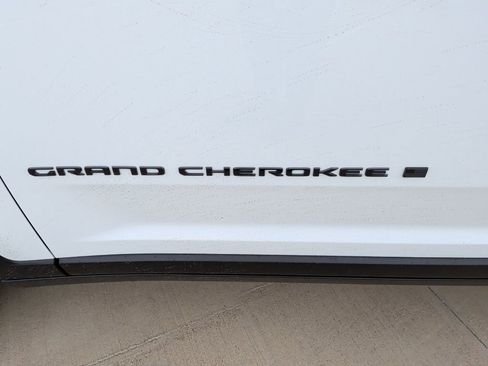 New 2025 Jeep Grand Cherokee Limited image 48