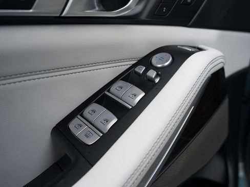 Used 2023 BMW X7 xDrive40i w/ Premium Package image 16