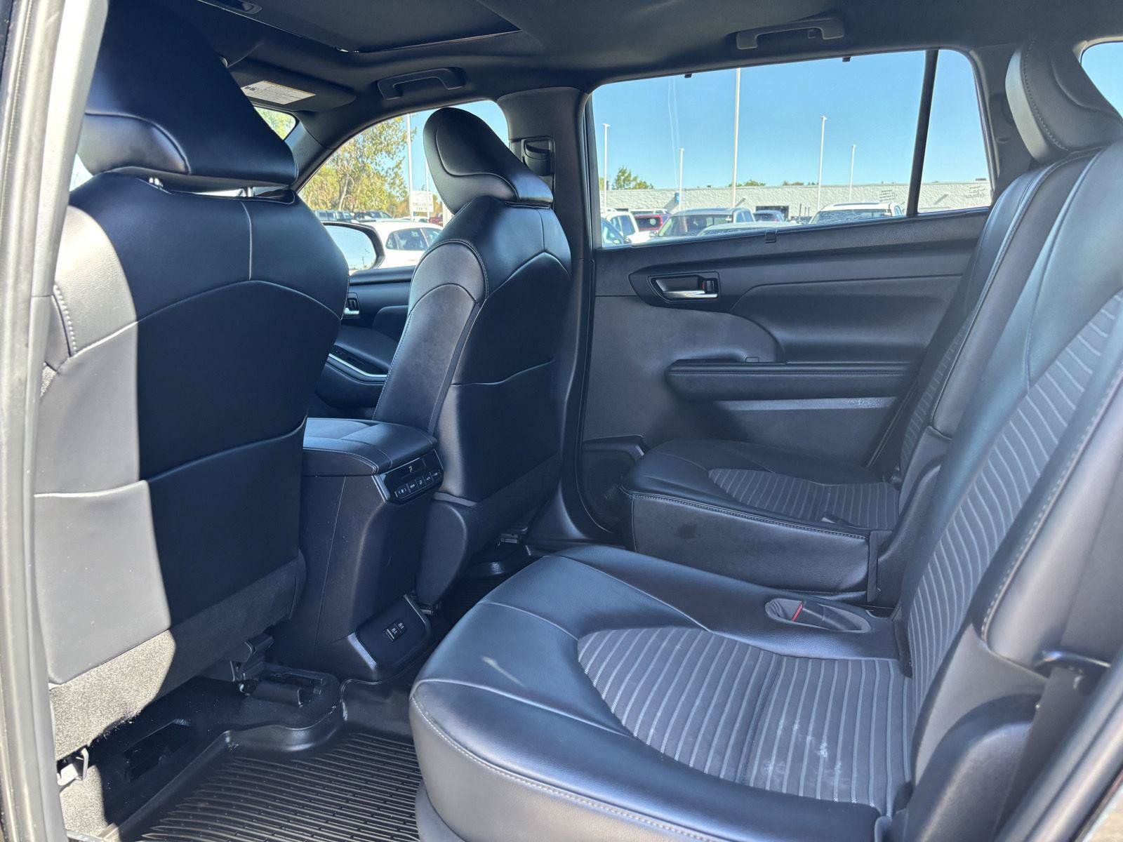 Used 2021 Toyota Highlander XSE AWD/4WD image 17