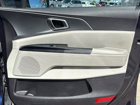 Used 2024 Kia Carnival LX image 31