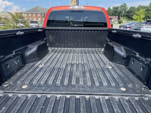 Used 2018 Toyota Tacoma SR5 AWD/4WD image 37