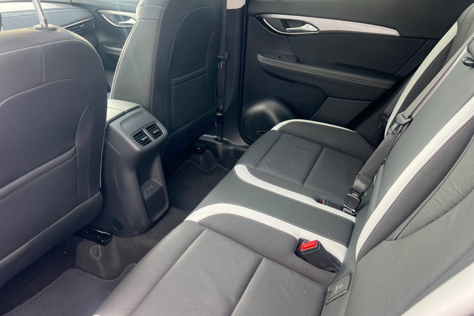 Used 2025 Buick Envision Sport Touring AWD/4WD image 9