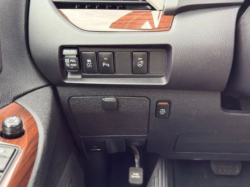 Used 2020 Toyota Sienna Limited FWD image 19