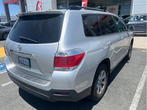 Used 2011 Toyota Highlander SE w/ Tow Pkg AWD/4WD image 4