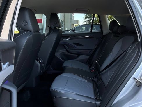 Used 2026 Volkswagen Tiguan SE FWD image 12