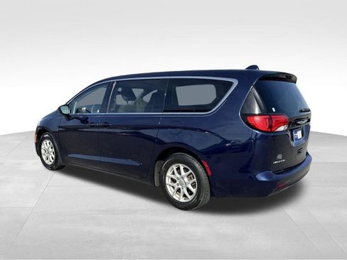 Used 2017 Chrysler Pacifica Touring FWD image 3