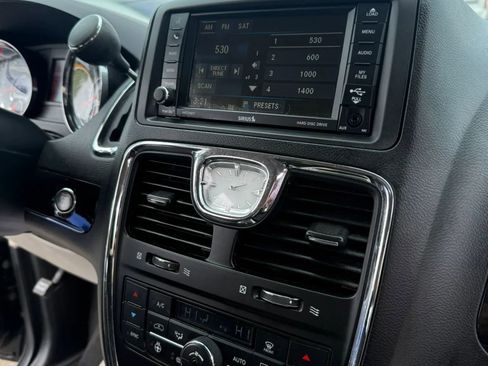 Used 2014 Chrysler Town & Country Touring-L FWD image 22