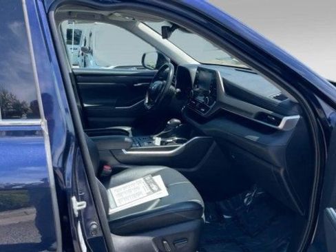 Used 2021 Toyota Highlander XLE AWD/4WD image 4