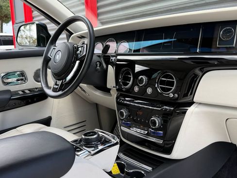 Used 2022 Rolls-Royce Phantom Sedan RWD image 48