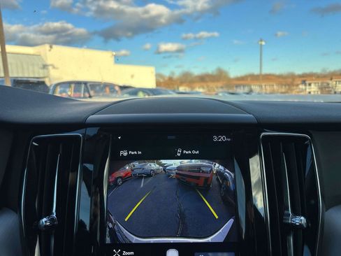 Used 2018 Volvo XC60 T6 Momentum w/ Advanced Package image 18