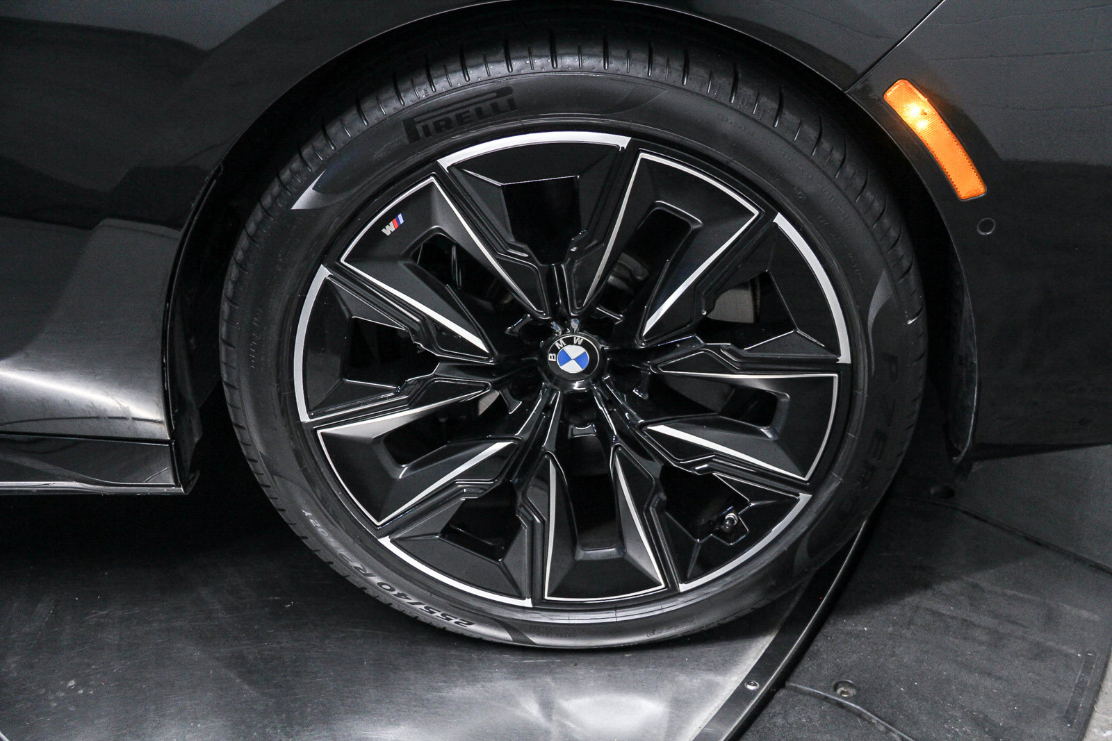 Certified 2024 BMW 760i xDrive w/ Executive Package AWD/4WD image 9
