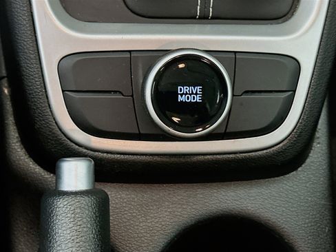 Used 2025 Hyundai Venue SEL image 25