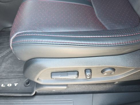 Used 2025 Honda Pilot Black Edition image 17