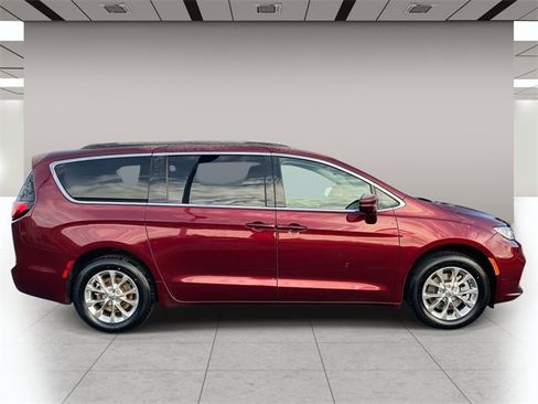 Used 2022 Chrysler Pacifica Touring-L image 2