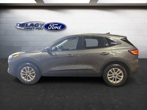 Used 2022 Ford Escape SE image 2