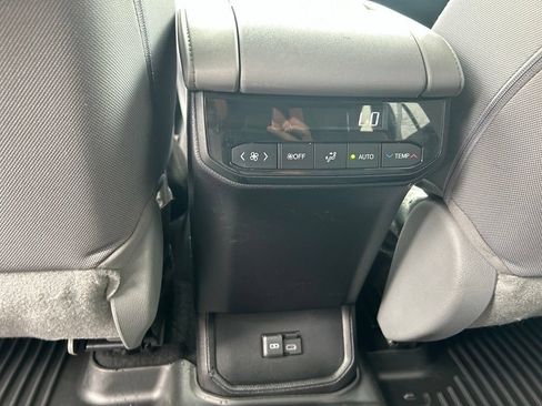 Used 2023 Toyota Highlander LE AWD/4WD image 19