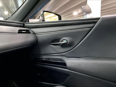 Used 2025 Lexus ES 300h w/ Premium Package image 31