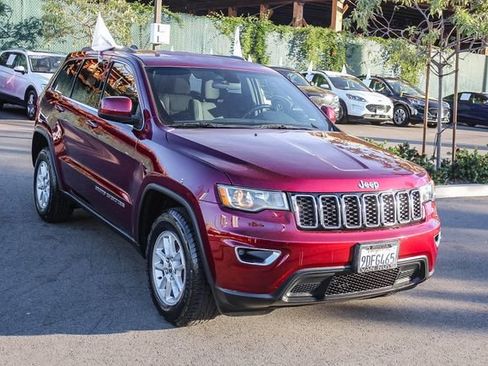 Used 2019 Jeep Grand Cherokee Laredo image 3