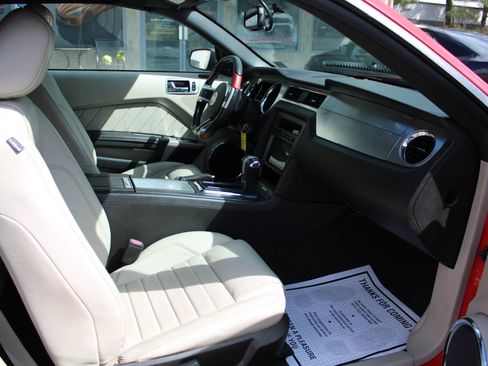 Used 2010 Ford Mustang Convertible image 18