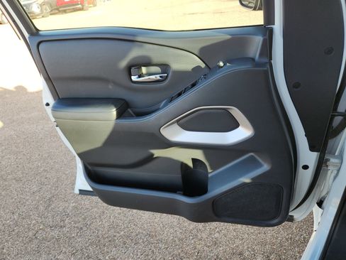 Used 2023 Nissan Frontier SV image 12