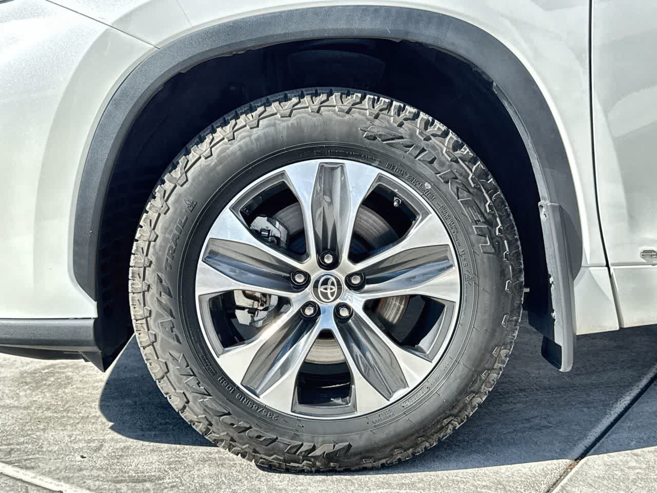 Used 2021 Toyota Highlander XLE AWD/4WD image 8