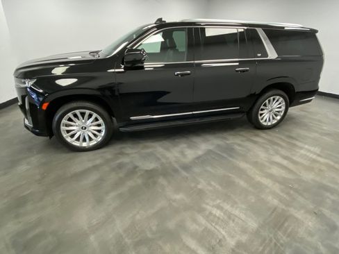 Used 2023 Cadillac Escalade ESV Luxury image 3
