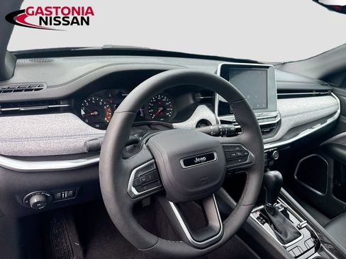 Used 2025 Jeep Compass Latitude AWD/4WD image 11