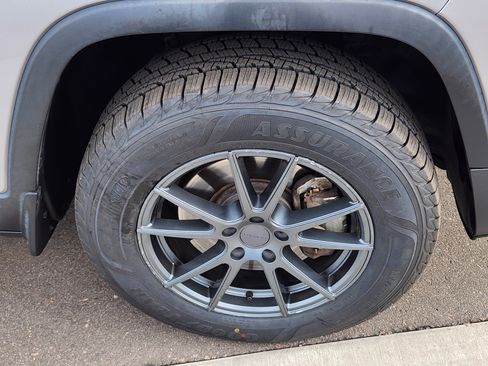 Used 2018 Jeep Cherokee Latitude Plus w/ Comfort/Convenience Group image 18