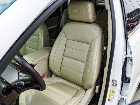 Used 2018 GMC Acadia Denali w/ Technology Package FWD image 16