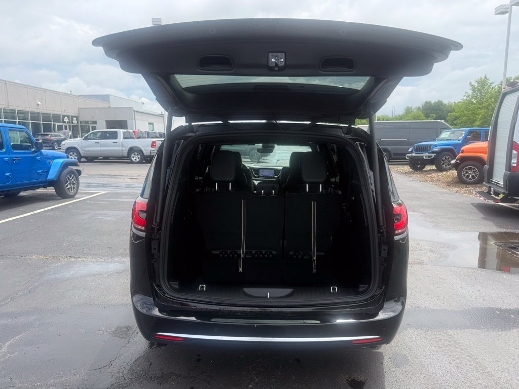 New 2027 Chrysler Pacifica Select w/ Family Tech Group FWD image 36