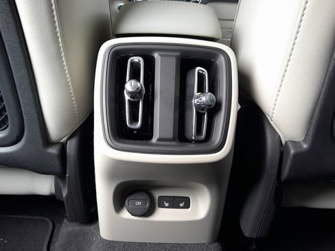 Used 2024 Volvo XC40 B5 Plus w/ Protection Package Premier AWD/4WD image 33