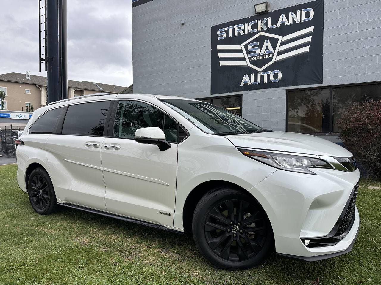Used 2021 Toyota Sienna Limited AWD/4WD image 1