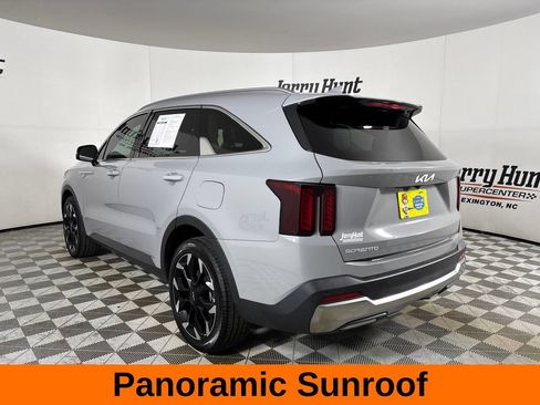 Used 2025 Kia Sorento EX w/ Panoramic Sunroof Package FWD image 9