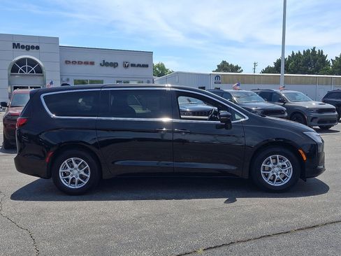 New 2027 Chrysler Pacifica Select FWD image 7