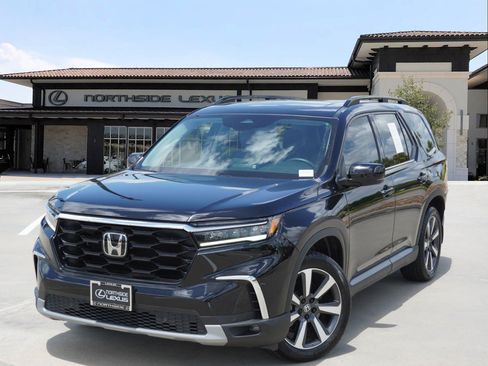 Used 2025 Honda Pilot Touring image 1