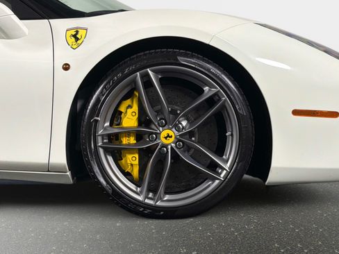 Used 2019 Ferrari 488 GTB RWD image 3