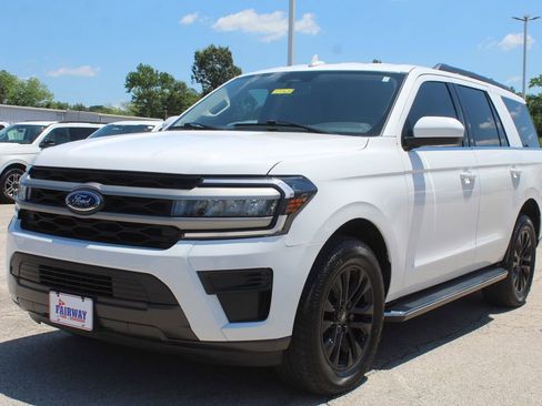 Used 2023 Ford Expedition XLT RWD image 2