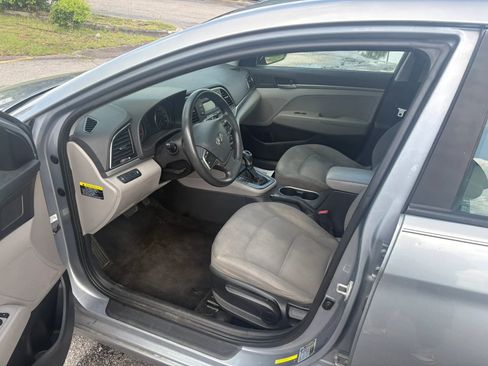 Used 2017 Hyundai Elantra SE FWD image 2